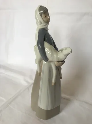 Figura Lladró Pastora con cordero