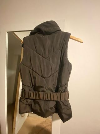 Chaleco acolchado Zara con cinturón