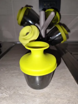 Porta spezie grigio e giallo