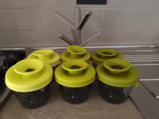 Porta spezie grigio e giallo