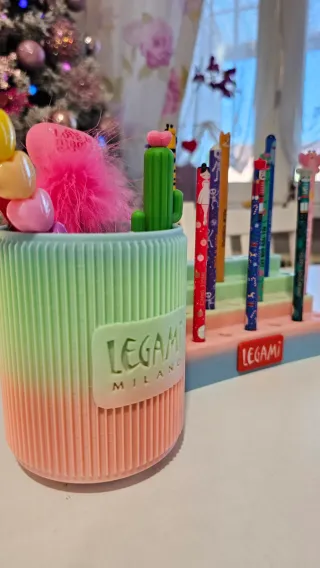 Set portapenne Legami: barattolo + espositore