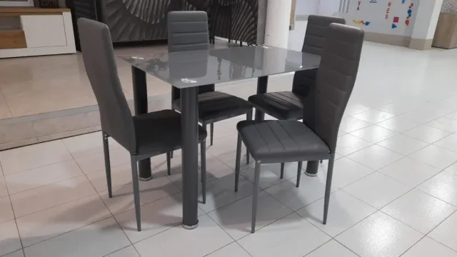 Sofá cama gris + mesa cristal con sillas