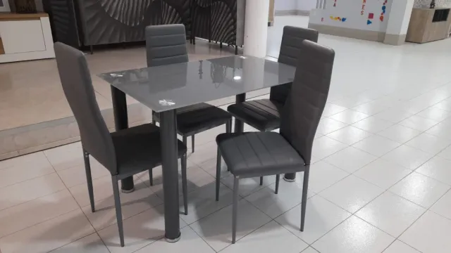 Sofá cama gris + mesa cristal con sillas