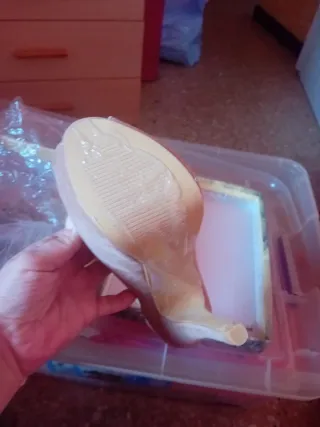 Zapatos de tacón beige y rosa con lazo