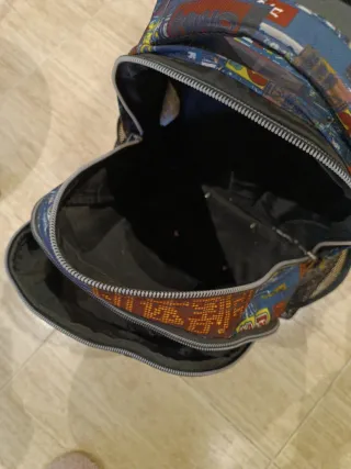 Mochila Totto con ruedas y diseño urbano