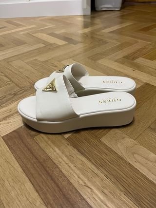 Sandalias Guess Blancas con Logo Dorado