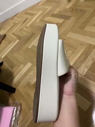 Sandalias Guess Blancas con Logo Dorado