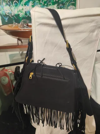 Borsa nera con frange e borchie