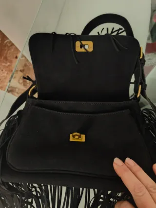Borsa nera con frange e borchie
