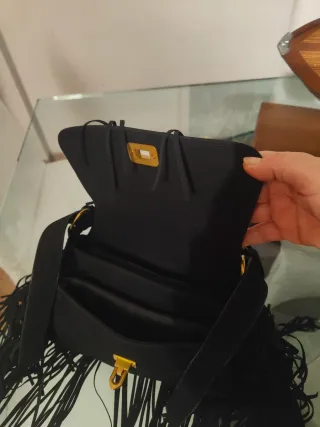 Borsa nera con frange e borchie