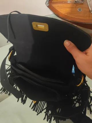 Borsa nera con frange e borchie