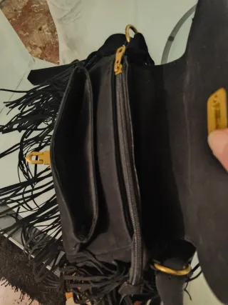 Borsa nera con frange e borchie