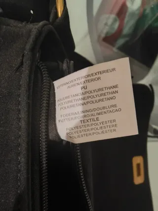 Borsa nera con frange e borchie