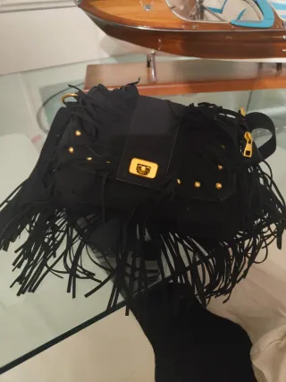 Borsa nera con frange e borchie