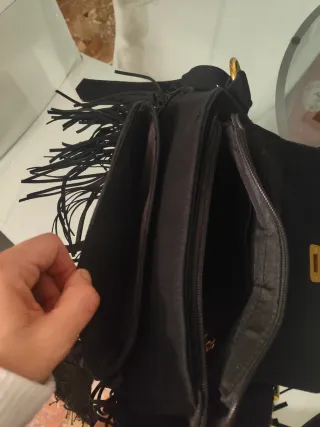 Borsa nera con frange e borchie