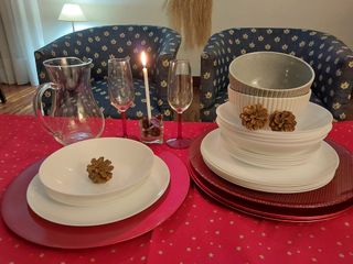 Jarra, copas y vajilla blanca