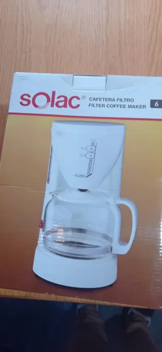 Cafetera de filtro blanca