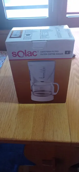 Cafetera de filtro blanca