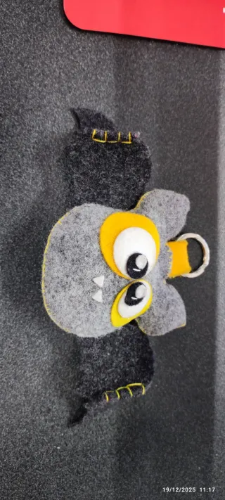 Portachiavi pipistrello in feltro grigio