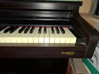 Piano Digital General Music RP10 + taburete