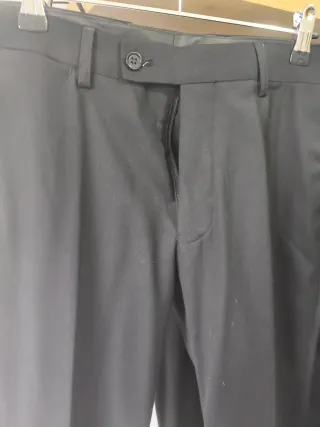 Traje de hombre negro y camisa blanca