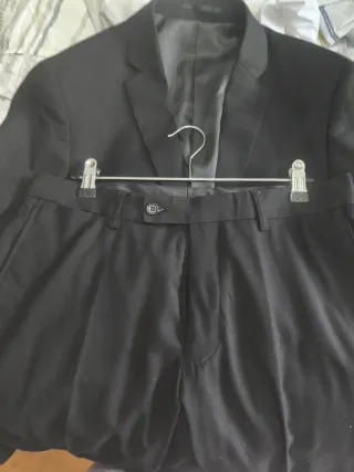 Traje de hombre negro y camisa blanca