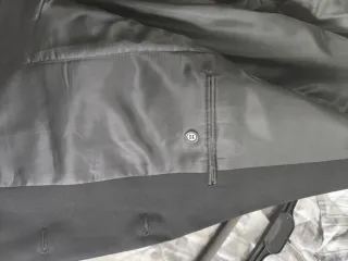 Traje de hombre negro y camisa blanca