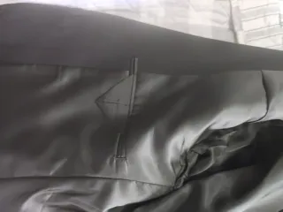 Traje de hombre negro y camisa blanca