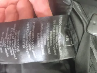 Traje de hombre negro y camisa blanca