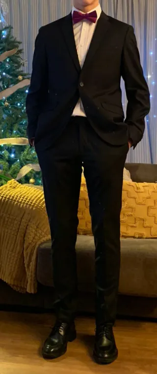 Traje de hombre negro y camisa blanca