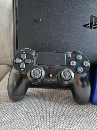 PlayStation 4 PRO 1TB + 2 controller