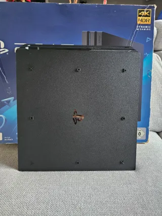 PlayStation 4 PRO 1TB + 2 controller