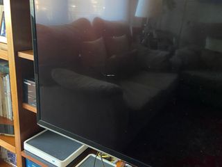 Televisión Panasonic 40” Negra y Plateada