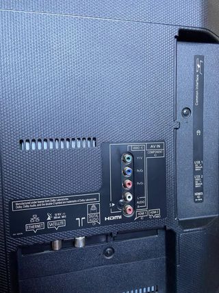 Televisión Panasonic 40” Negra y Plateada