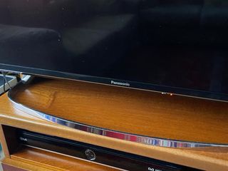 Televisión Panasonic 40” Negra y Plateada