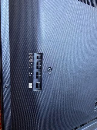 Televisión Panasonic 40” Negra y Plateada