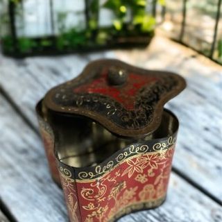 Lata de té antigua decorada