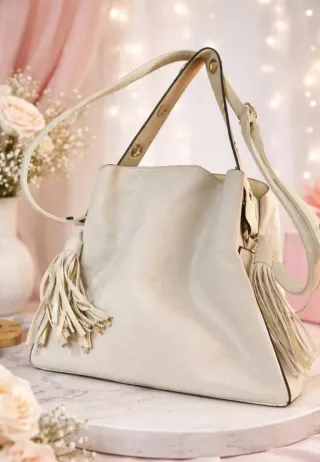 Bolso de piel beige con flecos