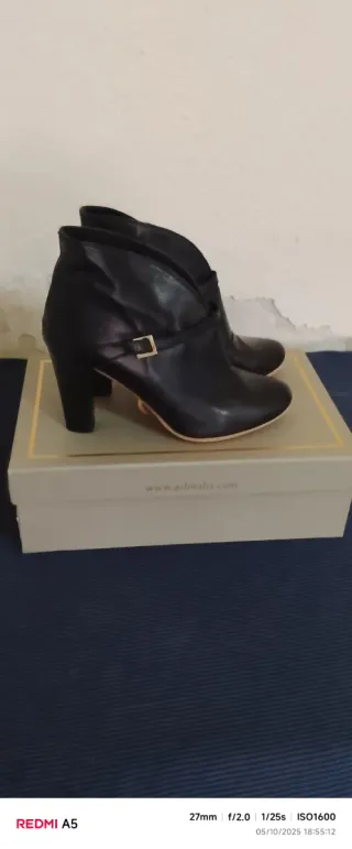 Zapatos de tacón rosa y botines de piel nuevos.