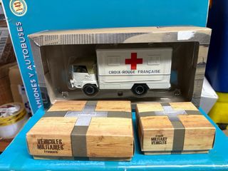 ambulancia Simca cargo con enfermeros escala 1 43