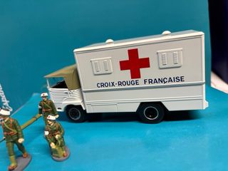 ambulancia Simca cargo con enfermeros escala 1 43