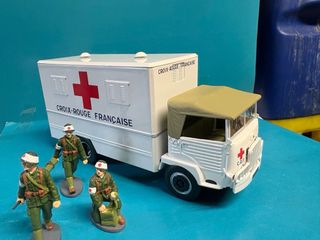 ambulancia Simca cargo con enfermeros escala 1 43
