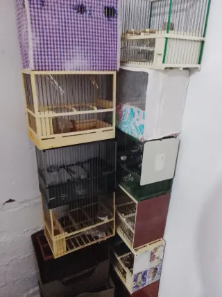 Jaula para pájaros de madera y tela