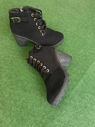 Botines negros con cordones y tacón