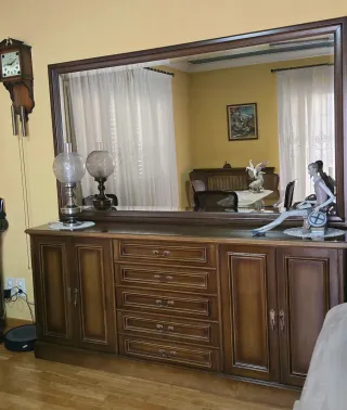 Mesa comedor + 6 sillas + bufet con espejo