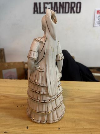 Figura de porcelana mujer vestida