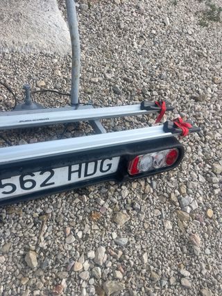 Portabicicletas con matrícula y luces