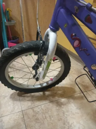 Bicicleta niña morada con ruedines