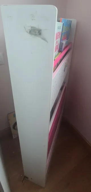 Librería infantil blanca y rosa