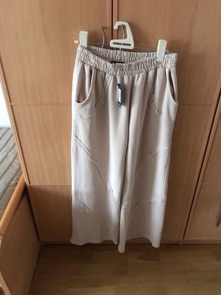 Chulisimo pantalón ancho beige sin estrenar.